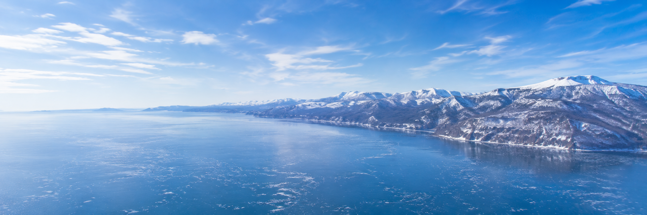 北海道の海岸線と山並み